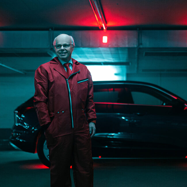 Franz Wittmann - Vorstandsvorsitzender der Sparkasse im Landkreis Cham vor dem vollelektrischen Audi E-Tron